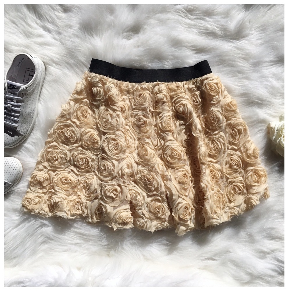 🎉 FREE PEOPLE CREAM ROSETTE ROSE BUD SKIRT - Picture 3 of 8