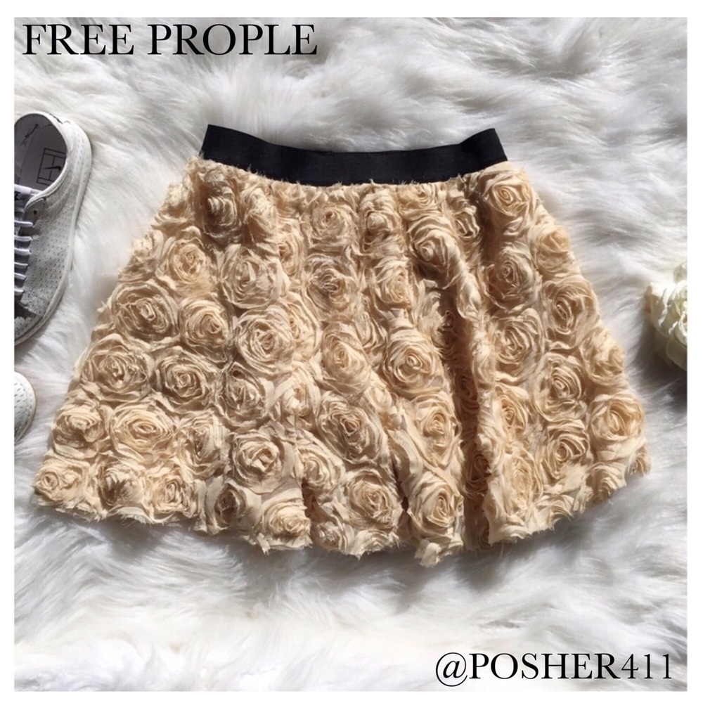 🎉 FREE PEOPLE CREAM ROSETTE ROSE BUD SKIRT