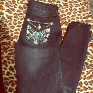 Skinny jeans with cute designs on pockets!