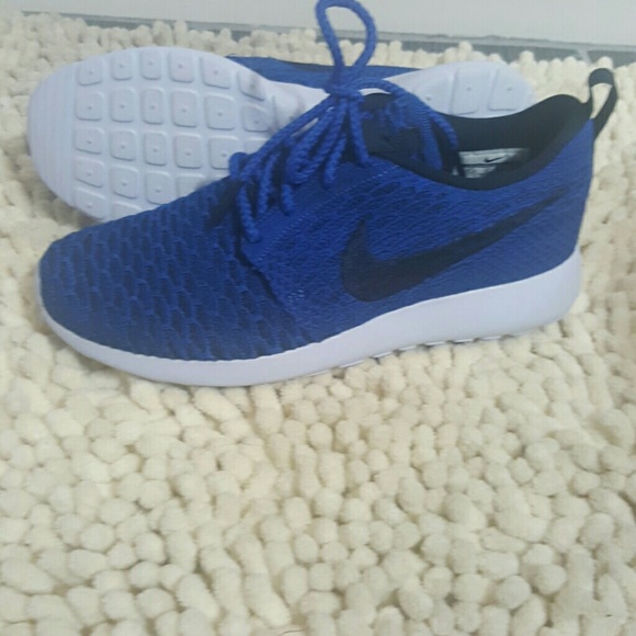 brand new roshe one flyknit 7.5 wmns size