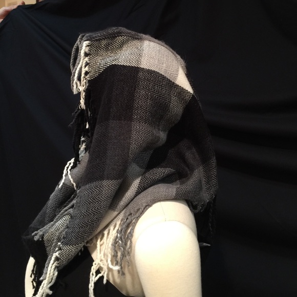 NEW YORK AND COMPANY INFINITY SCARF - Picture 3 of 4