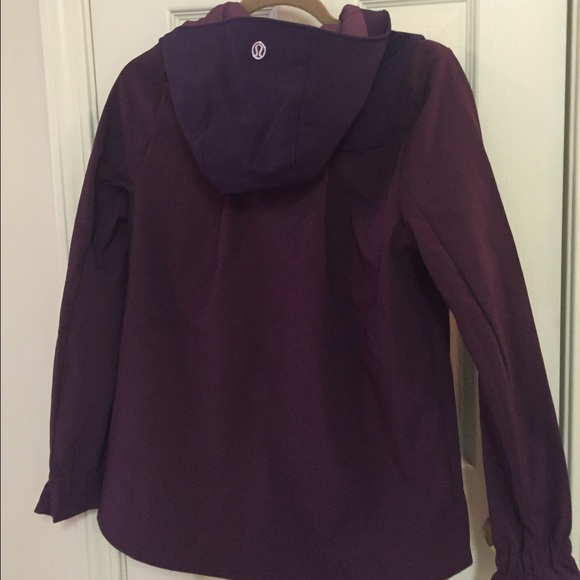 Lululemon rain coat with ruffle cuffs - Picture 2 of 4