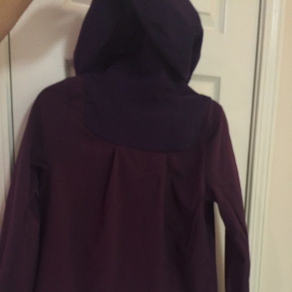 Lululemon rain coat with ruffle cuffs - Picture 3 of 4