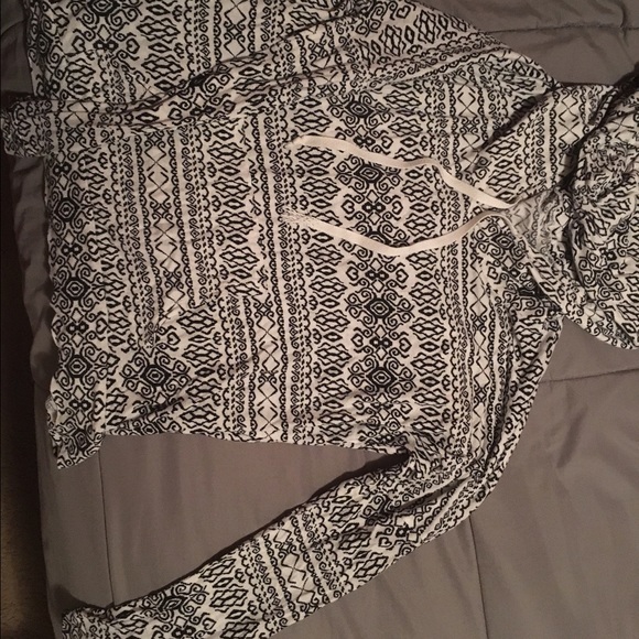 B&W pattern light sweatshirt