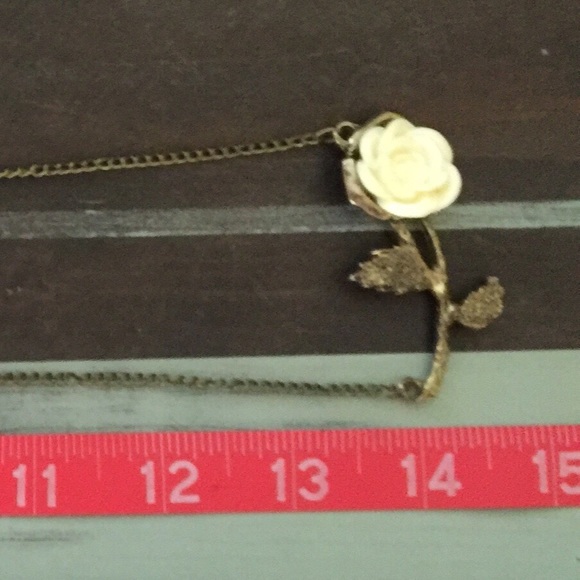 Bundle & SAVE 20% GORGEOUS CREAM FLOWER NECKLACE