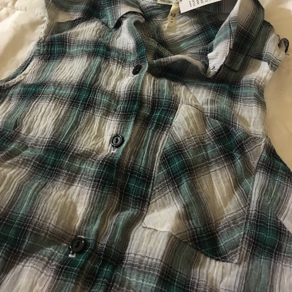 NEW green/gray plaid sleeveless button-up by Kirra - Picture 2 of 4