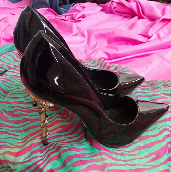 Black pointed