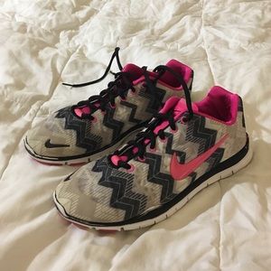 NIKE TRAINING FIT 3 - aztec print (SIZE 8.5)