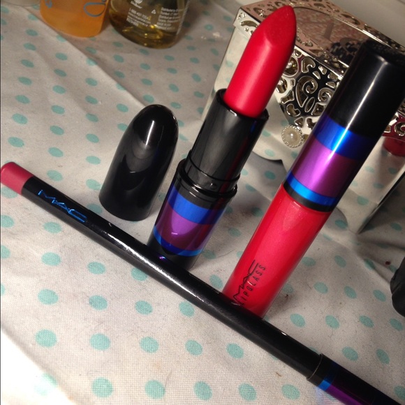 MAC "enchanted Eve red lip bag" limited edition