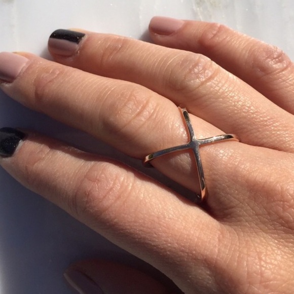 ✨LAST✨ Criss Cross "X" Sterling Silver Ring - Picture 3 of 4