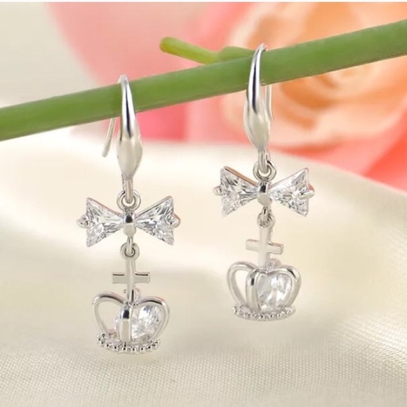 ๐ Crown Me! Earrings - Picture 3 of 3