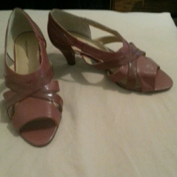 Beautiful 2 1/2 in heel comfortview shoes.