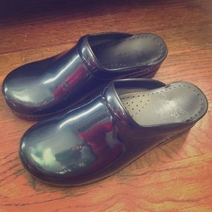 Blue Dansko slip-ons.