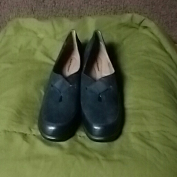 Black hush puppies size 9ew flats