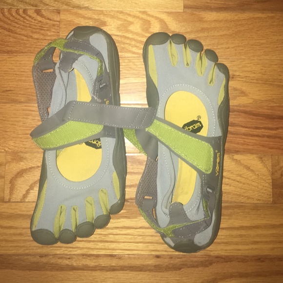 never been worn size W39 vibram five fingers shoes