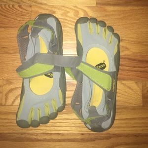 never been worn size W39 vibram five fingers shoes