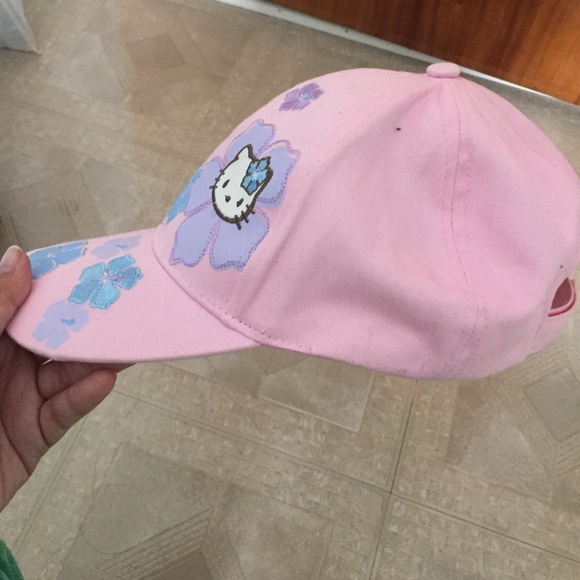 Kids Hello Kitty hat - Picture 2 of 3