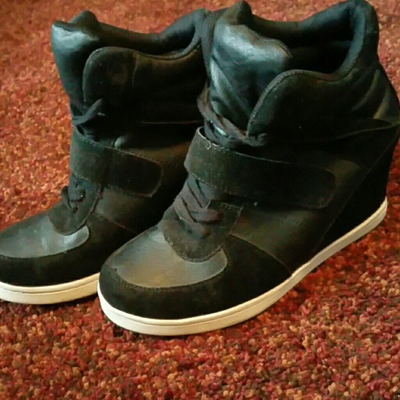 Sneaker with heel