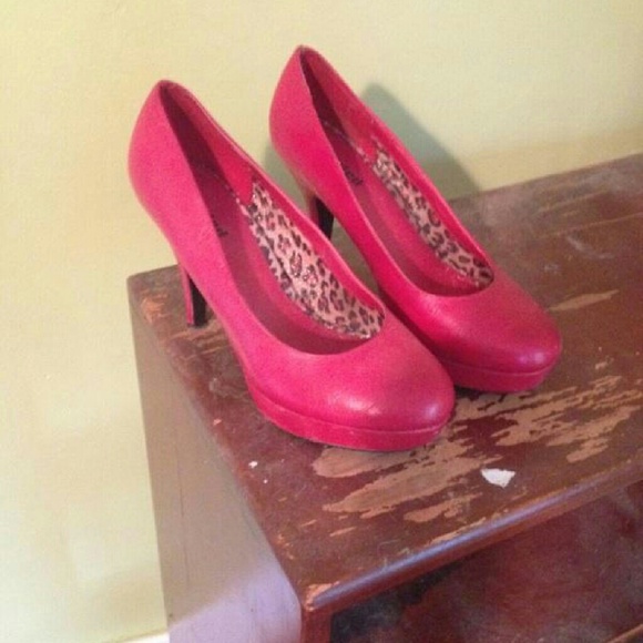 Red pumps