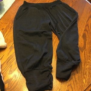 Like new Athleta cotton capris.