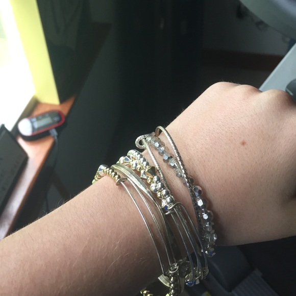 6 bangle style bracelets - Picture 3 of 3