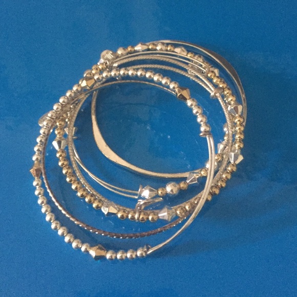 6 bangle style bracelets - Picture 1 of 3