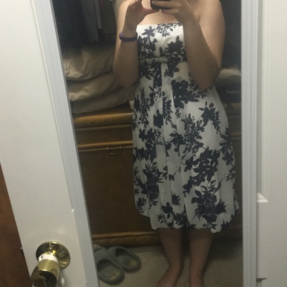 Floral, knee length bridesmaid gown - Picture 4 of 4