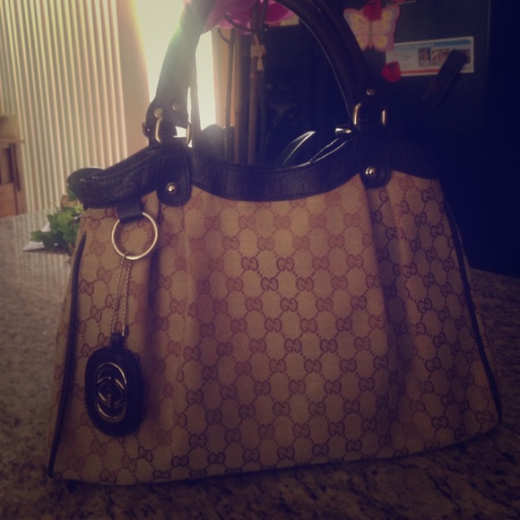 Medium size shoulder bag