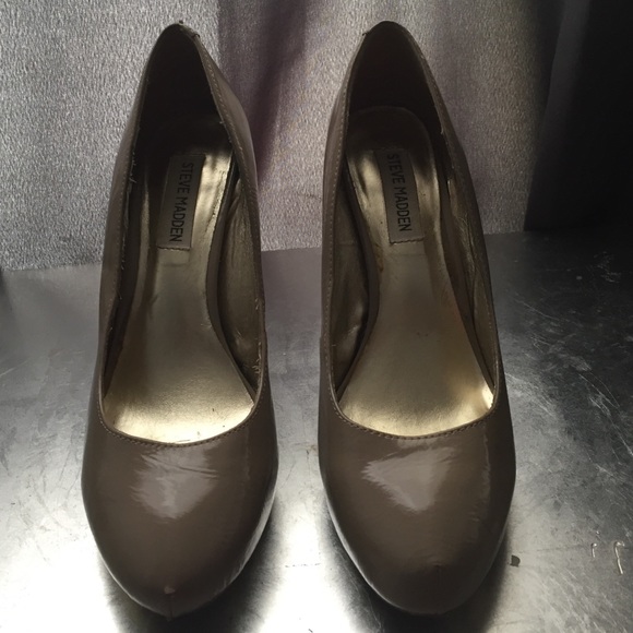 Nude pumps
