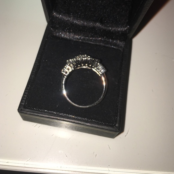 CZ Round Ring✨ - Picture 2 of 3
