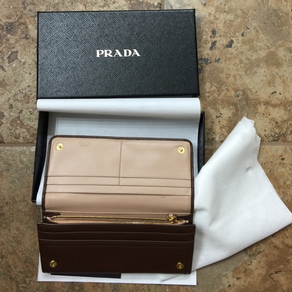 🎉🎉SOLD🎉🎉Authentic Prada Wallet - Picture 2 of 4
