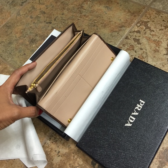 🎉🎉SOLD🎉🎉Authentic Prada Wallet - Picture 3 of 4
