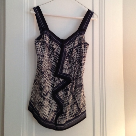 Silk top, ruffled detail in front XS