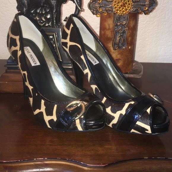 Steve Madden Giraffe print peep toe heals