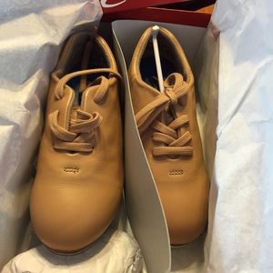 Capizio new in box sz 4 flex master tap shoes