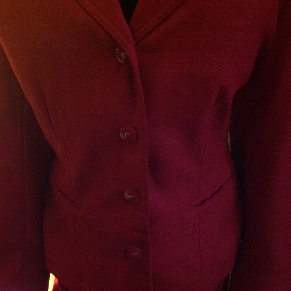 Red suit - Picture 2 of 3
