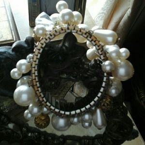 Vintage , FASHION PEARLS AND GOLD stretch Braclet