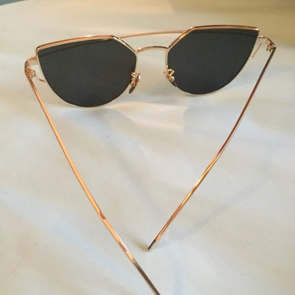 New Sliver & Gold Mirror Sunglasses - Picture 3 of 4