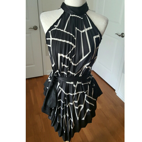 Geometric Print Accordian Top, Black and White
