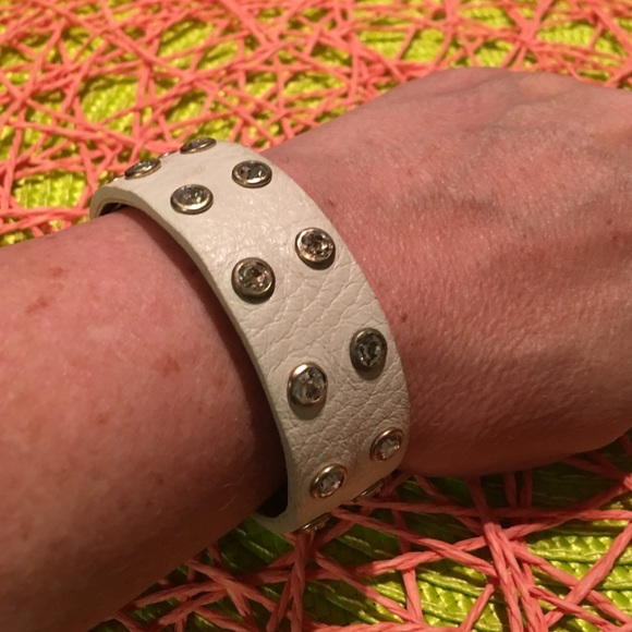 LEATHER STRAP BRACELET TAN/GOLD RHINESTONES. - Picture 2 of 3