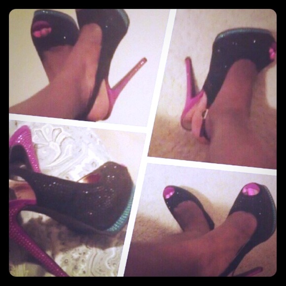 Peep toe multicolored pump