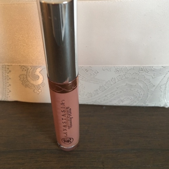 Anastasia liquid lipstick in pure Hollywood