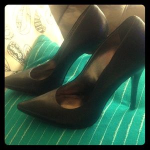 Cathy Jean Black Leather pumps sz 8