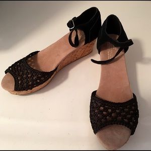 NWOT Womens Wedged TOMS