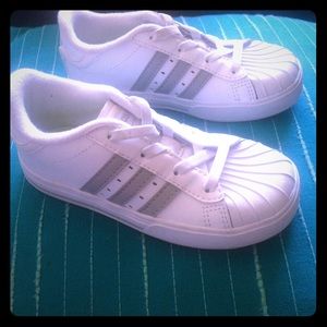 ⛔️SOLD⛔️Children's adidas white shoes sz 10