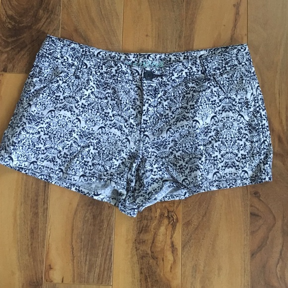 Maurice's blue and white shorts in size 7/8.
