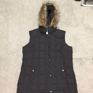 Brown GAP quilted vest with removable fur hood.