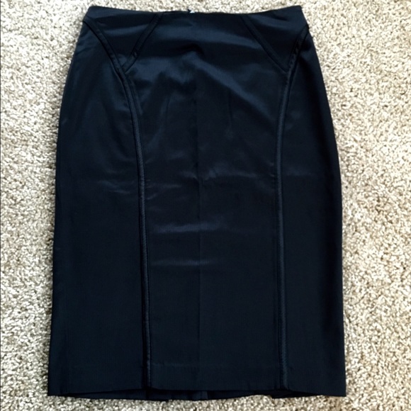 Pencil skirt with pleating in the back