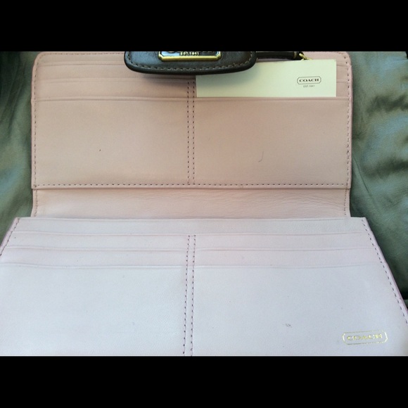 100%Authentic Coach Wallet - Picture 2 of 2