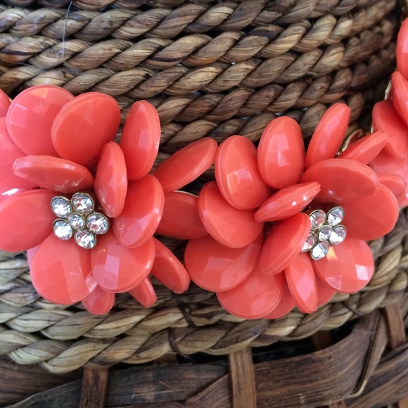 🍍SOLD🍍Coral Floral Statement Necklace - Picture 2 of 4
